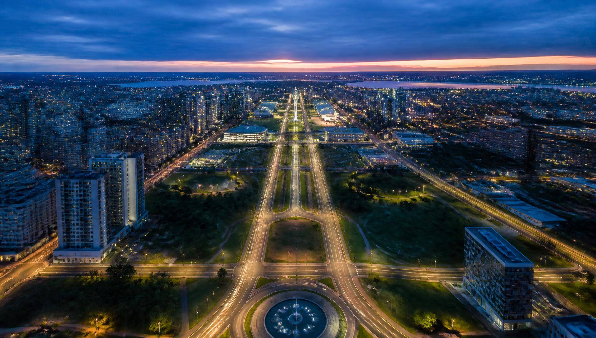 Vista aérea de uma cidade brasileira ao entardecer